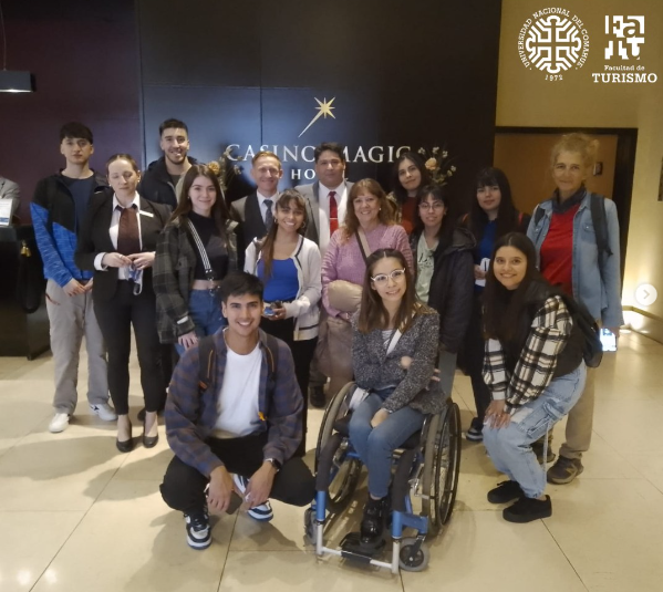 Alumnos, docentes y personal del Casino Magic en el lobby del hotel.