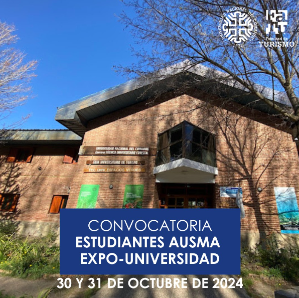 Fotografía de la entrada principal del edificio de AUSMA de la Universidad Nacional del Comahue en un día soleado, con sombras de ramas de árboles proyectadas en la fachada de ladrillo. En la parte inferior de la imagen, un recuadro azul con texto en blanco anuncia: 'Convocatoria Estudiantes AUSMA Expo-Universidad'.