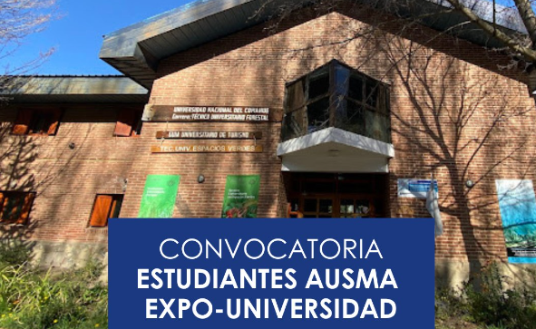 Fotografía de la entrada principal del edificio de AUSMA de la Universidad Nacional del Comahue en un día soleado, con sombras de ramas de árboles proyectadas en la fachada de ladrillo. En la parte inferior de la imagen, un recuadro azul con texto en blanco anuncia: 'Convocatoria Estudiantes AUSMA Expo-Universidad'.