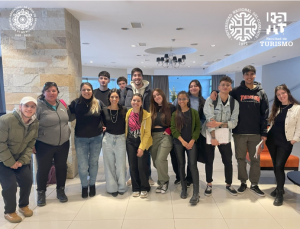 Estudiantes realizando una visita al Hotel Tower.